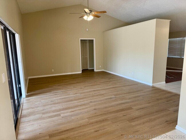 Foto del edificio - 13427 Kingsbury Dr