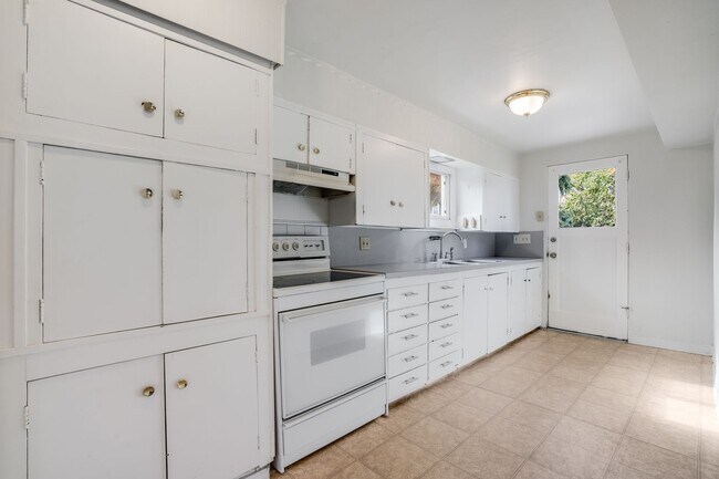 Building Photo - Beautiful 4 Bed, 2 Bath Rental Home in SE ...