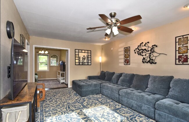 Foto del edificio - Charming 2 Bed / 1 Bath + Sunroom/Breakfas...