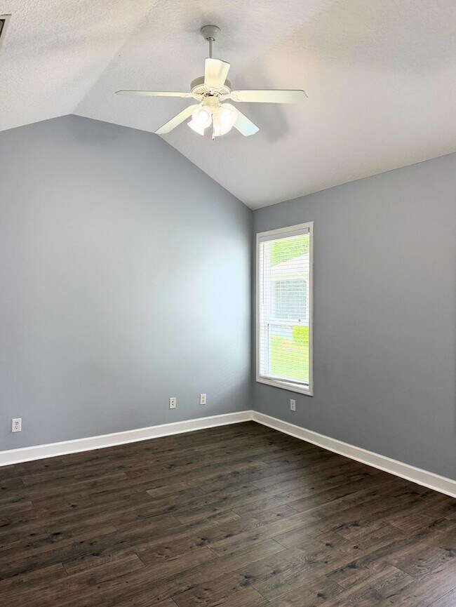 Foto del edificio - 3/2 fenced in yard, landscaping included !