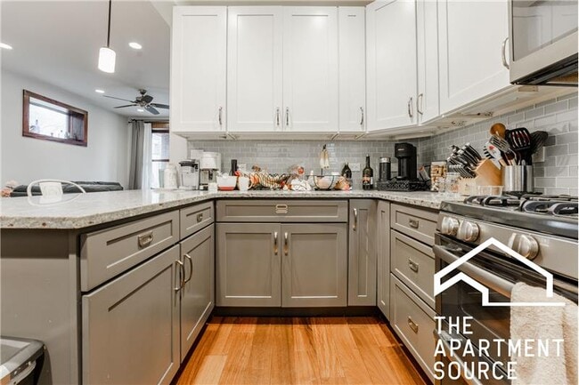 Photo - 1019 W Oakdale Ave Apartment