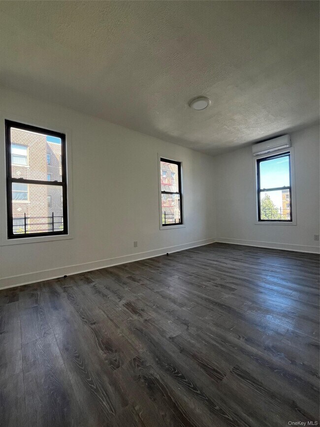 Foto del edificio - 3294 Hull Ave