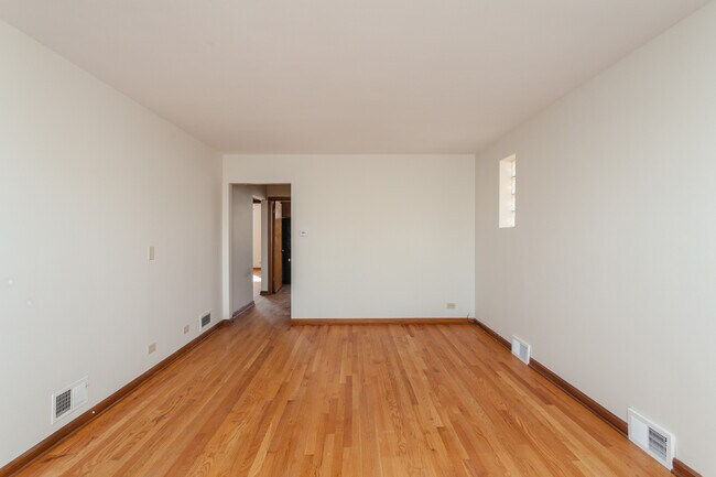 Building Photo - 4015 W OAKDALE Ave
