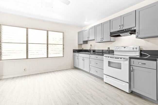 Building Photo - Newly renovated 3/1 with 2 Parking stalls