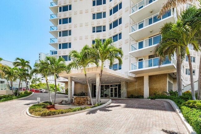 Building Photo - 3000 Holiday Dr