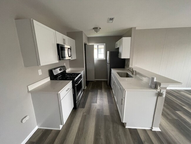 Building Photo - Renovated Condo in Edgewood with Garage!