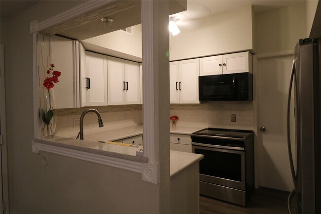 Foto del edificio - 10811 Richmond Ave.