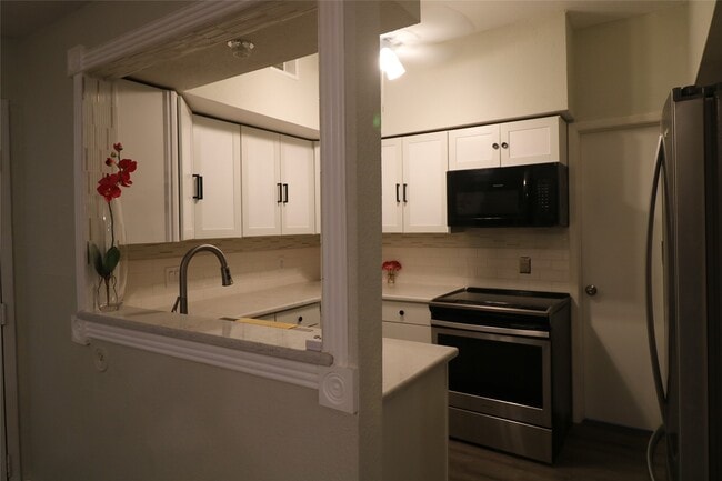 Building Photo - 10811 Richmond Ave.