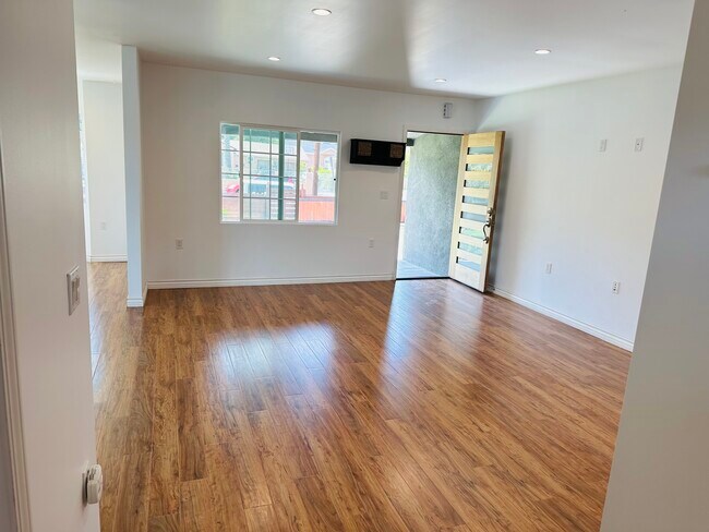 Foto del edificio - 6712 Cedros Ave