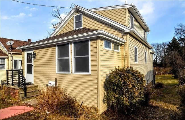 Building Photo - 118 Webb Ave