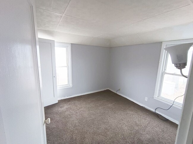 Building Photo - 2 BED 1 BATH BEAUTIFUL SINGLE FAMILY HOME ...