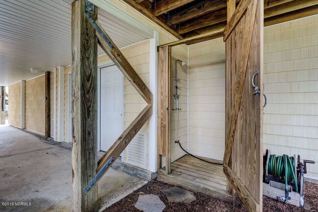 Building Photo - 828 N New River Dr