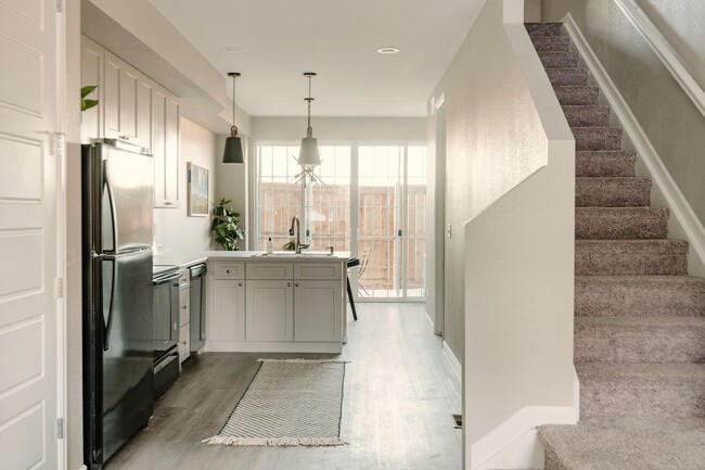 Foto del edificio - Gorgeous Townhome near Edgewater!