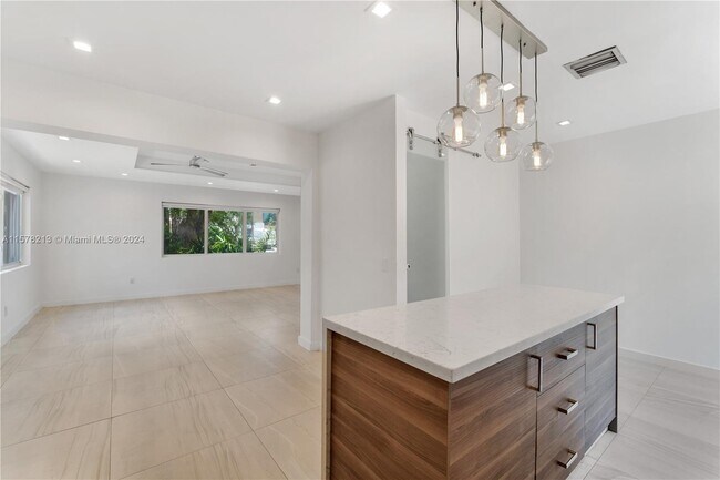 Building Photo - 550 W 49th St