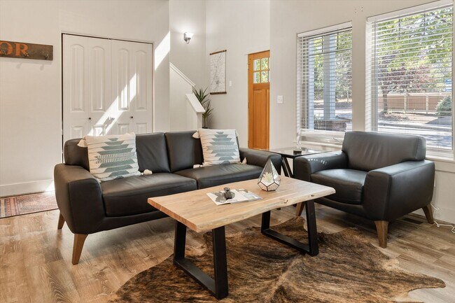 Building Photo - Charming, Furnished 3 bedroom Home w/ Garage