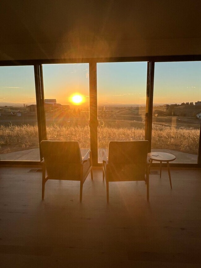 Building Photo - The Most Stylish Bozeman Escape!