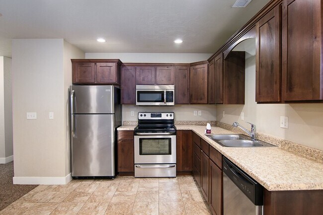 Foto del edificio - Beautiful 3-Bed, 2-bath Townhome In Pleasa...