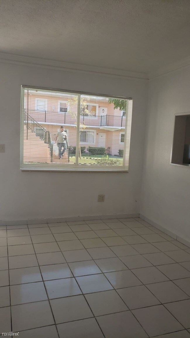 Building Photo - 1 br, 1 bath Apartment - 1939 N Glades Dr 3