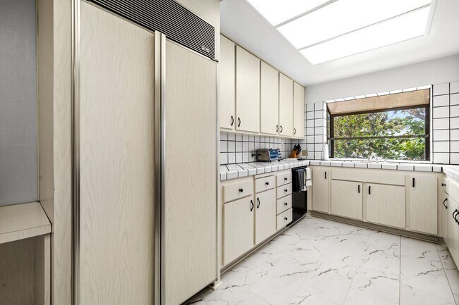 Foto del edificio - Elegant Corner Condo with Spacious Interiors