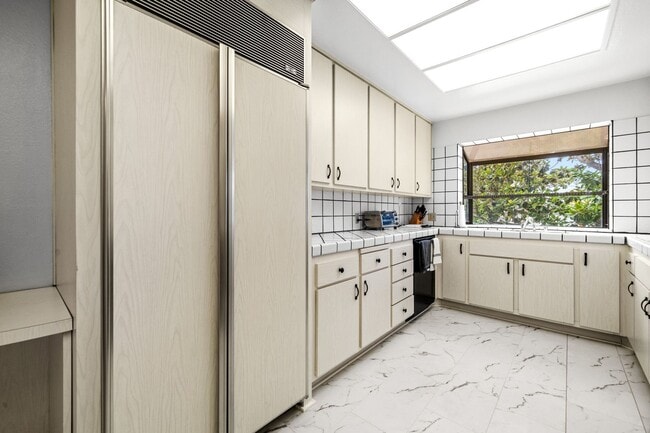 Building Photo - Elegant Corner Condo with Spacious Interiors