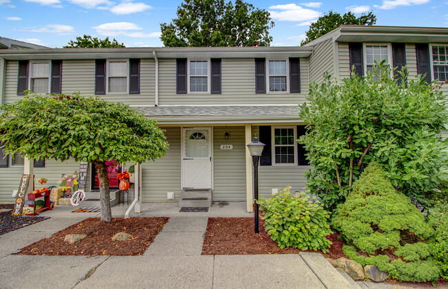 Building Photo - 204 Parkwood Dr