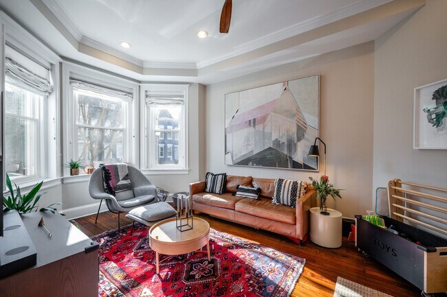 Foto del edificio - Bloomingdale Townhome | 4 Bed | 3.5  Bath | 2,300 Sf | Fenced-In Backyard | Parking Space w/ EV C...