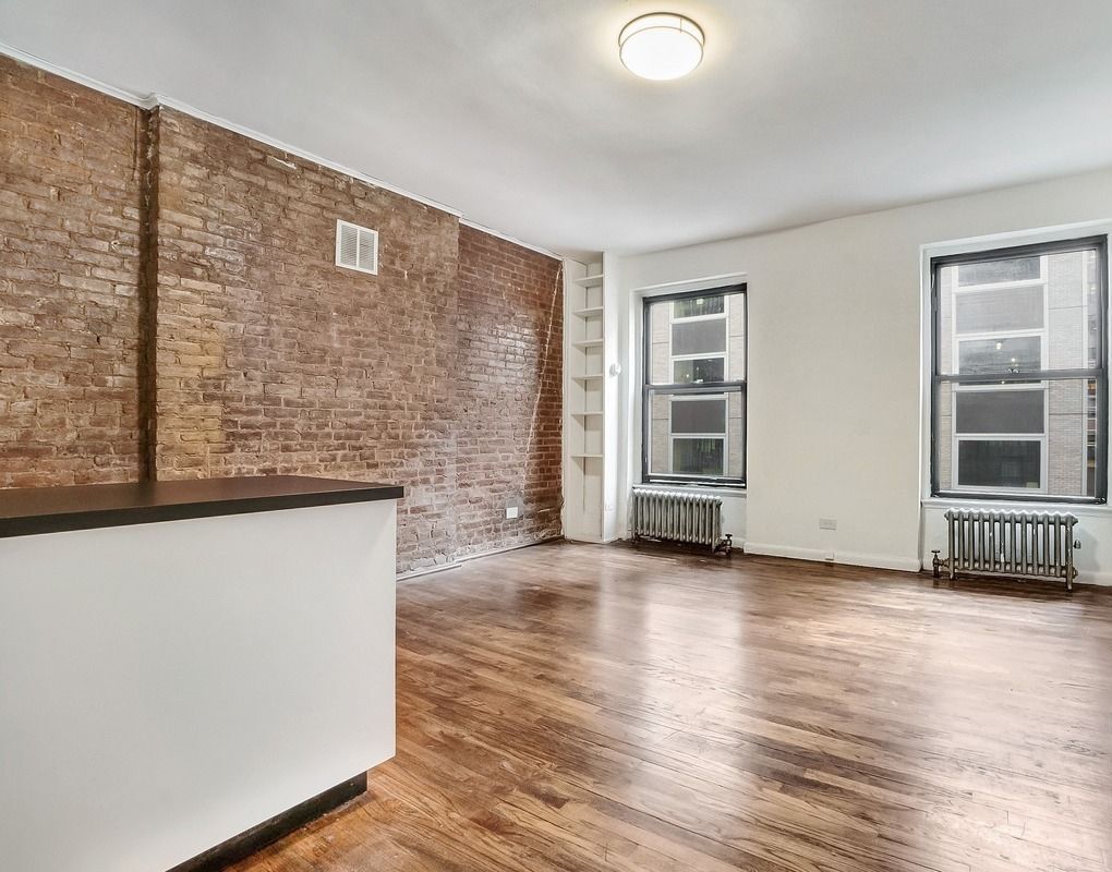 Building Photo - 150 E 46th St