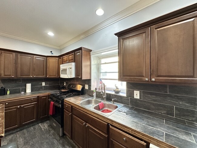 Foto del edificio - 6424 N Magnolia Ave