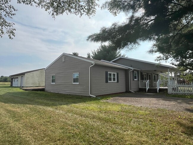 Building Photo - Three Bedroom, Plymouth Local Schools