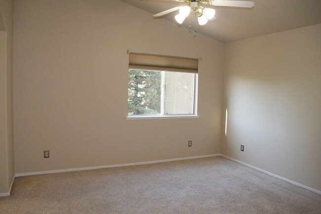 Building Photo - 1608 Poppy Cir