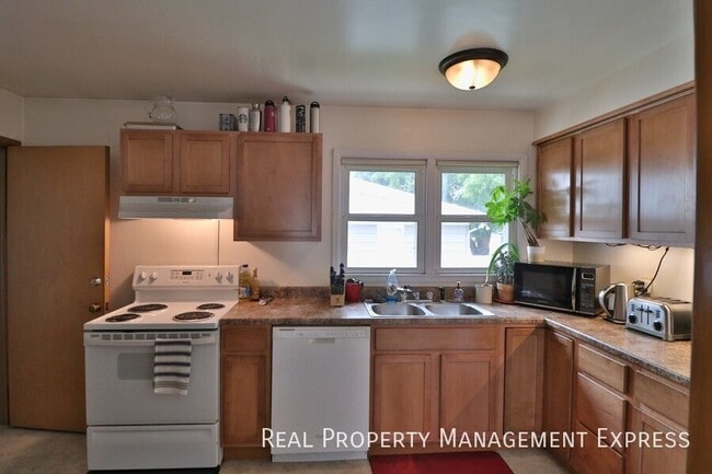 Building Photo - Spacious 1 bedroom 1 bathroom in a great n...