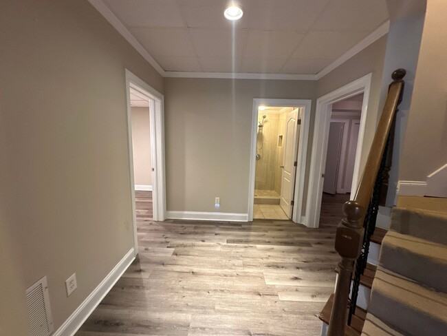 Foto del edificio - 2 Bedroom Single Family Basement in Lawren...