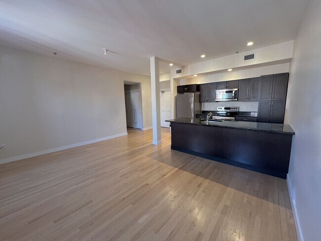 Foto del edificio - Putnam Hotel – $2,041 – 1 Bedroom/1 Bathroom, 755 SQ.FT. – UTILITIES INCLUDED