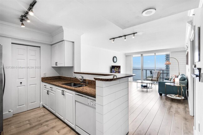 Building Photo - 1155 Brickell Bay Dr
