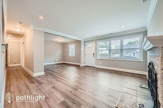 Building Photo - 404 7th Ave NE