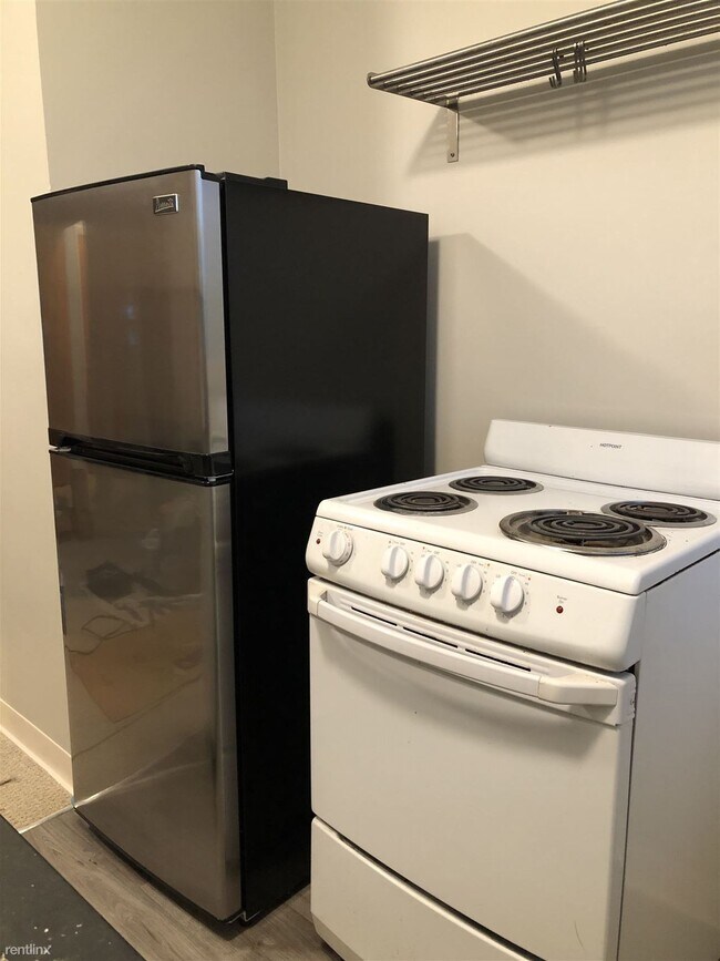 Building Photo - 1 br, 1 bath Triplex - 518 W Hoover Ave 51...