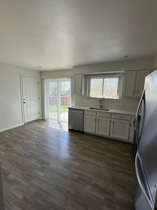 Foto del edificio - Spacious & Bright updated 3 bed 2 bath