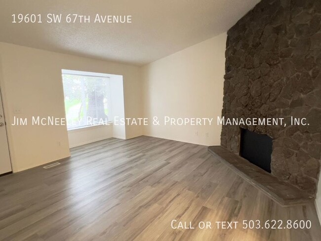 Building Photo - Remodeled 2 Bedroom Apartment With Fenced ...