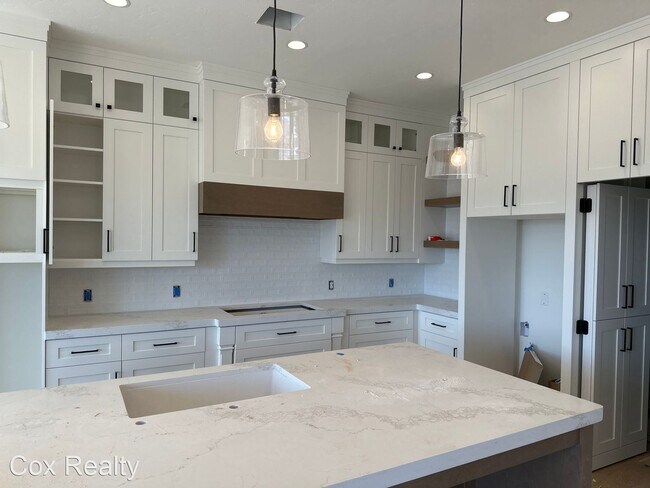 Building Photo - 4 br, 2.5 bath House - 329 S Water Course Dr