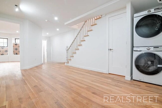Building Photo - Luxury Triplex Brownstone in Prime Stuyves...