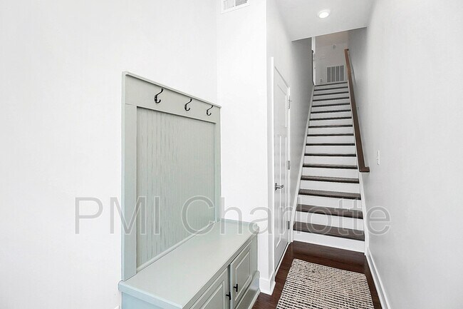 Building Photo - 256 Parkwood Ave