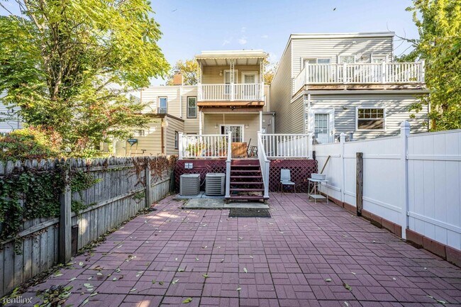 Building Photo - 2 br, 1 bath House - 195 Ege Ave