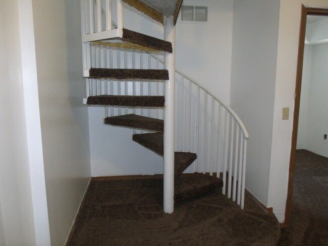 Building Photo - 590 Parkview Dr