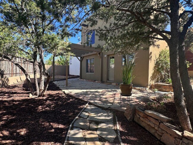 Foto del edificio - Turnkey Northside Casita in a Garden Setting