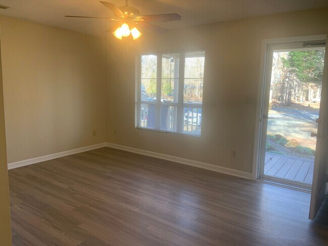 Building Photo - Charming 3 BR/1BA convenient to Loop in SE...