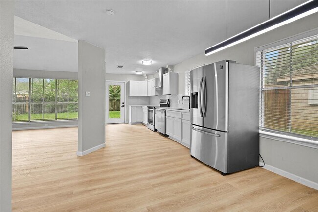 Building Photo - 2601 Village Circle Dr Dr