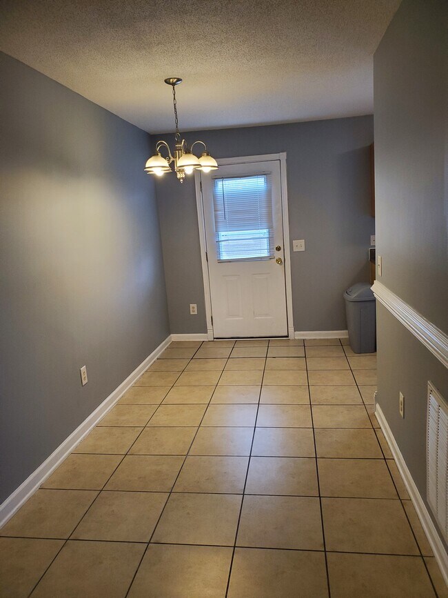 Comedor y puerta de acceso al balcón. - 194 Gray Station Rd