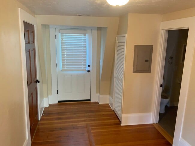 Building Photo - 3 Bedroom Duplex in Downtown Area