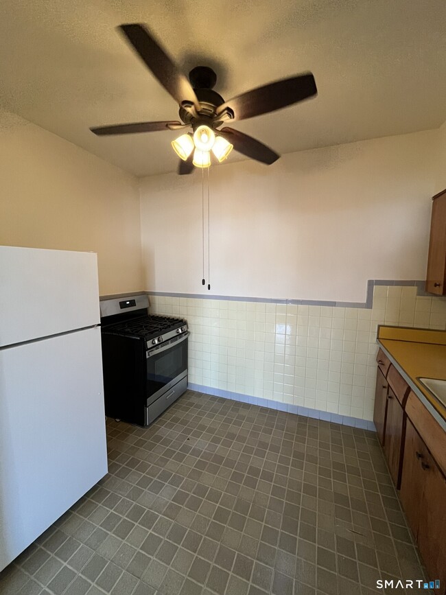 Foto del edificio - 218 Flax Hill Rd