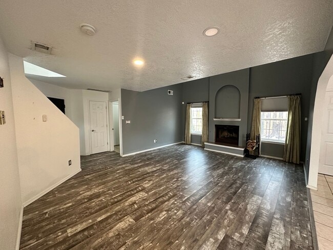 Building Photo - Tons of Character! 3 bed 2.5 bath amazing ...